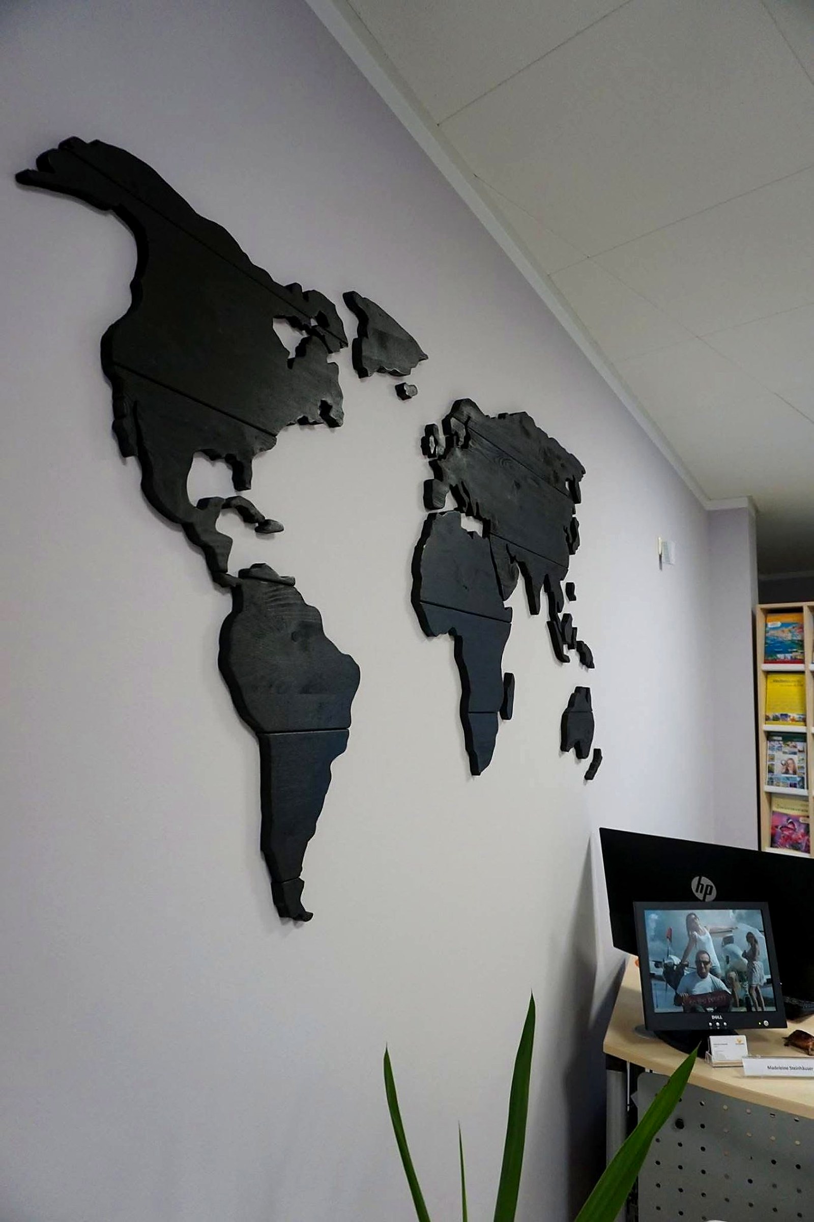 Handgefertigte Weltkarte im Trauminsel Reisebüro